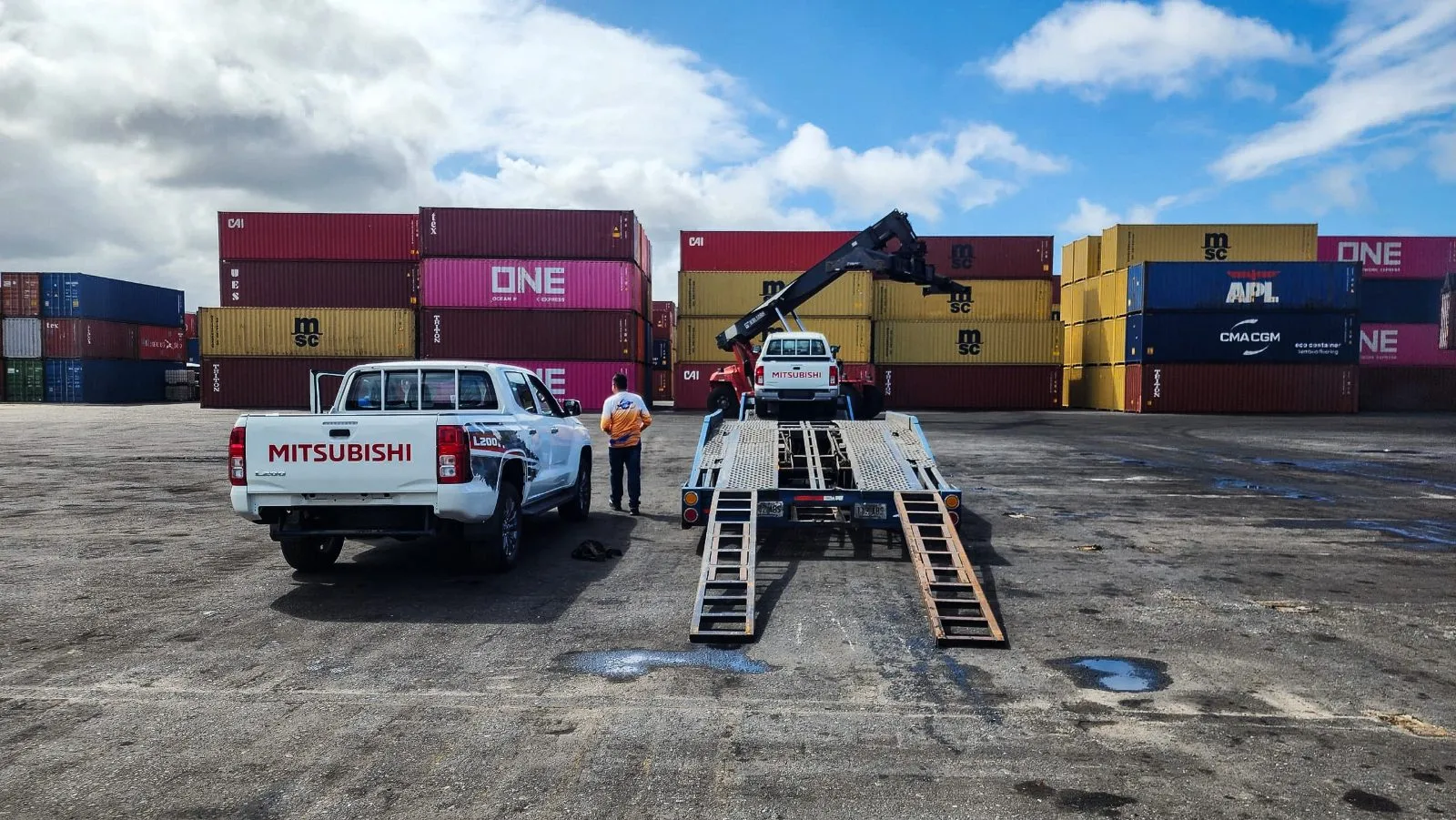 Toyota 4Runner importada por UNICA en el patio de contenedores de Puerto Cabello