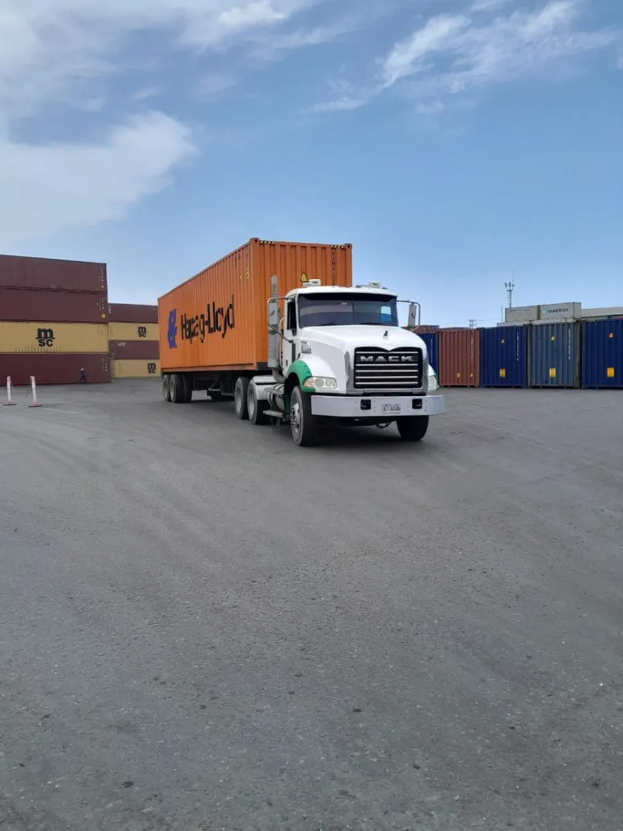 Traslado terrestre de un contenedor en camión desde el puerto