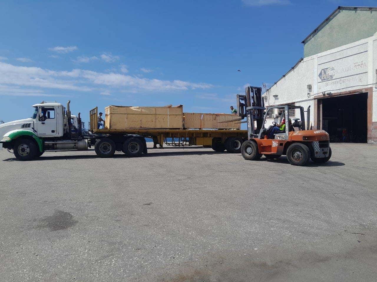Montacargas manipulando carga general en un área de almacenamiento de Puerto Cabello
