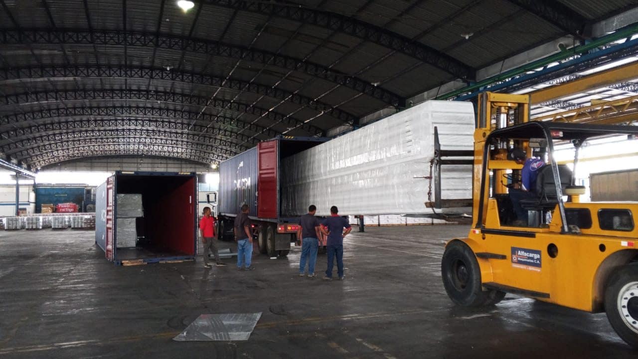 Despacho de mercancía hacia el almacén del cliente después de su salida del puerto