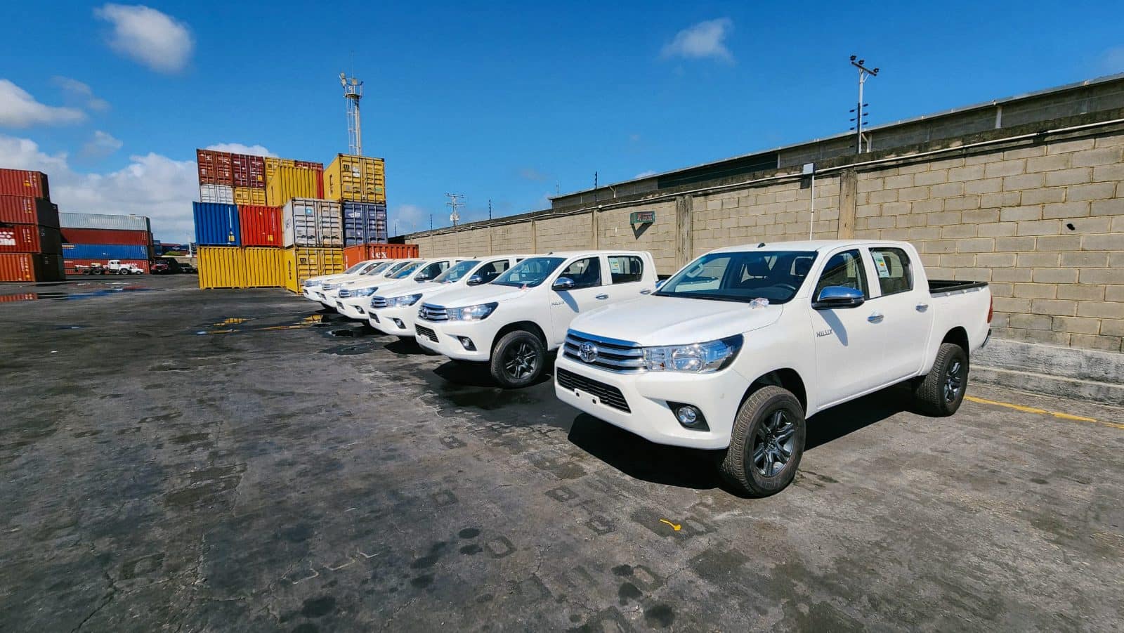 Flota de camionetas Toyota Hilux importadas por UNICA en el patio de Puerto Cabello