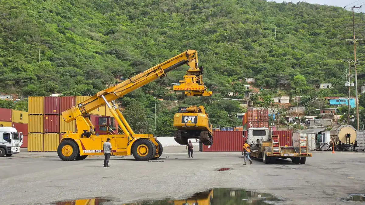 Equipo portuario movilizando una excavadora durante una operación de carga proyecto en Puerto Cabello