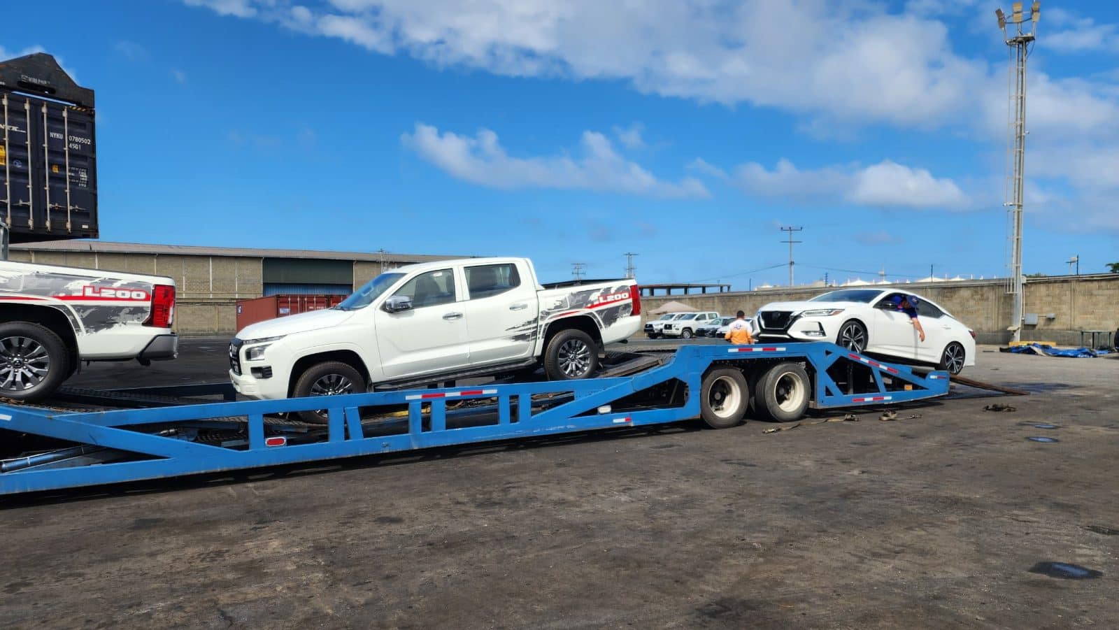 Camioneta Mitsubishi L200 sobre nodriza en el traslado desde Puerto Cabello